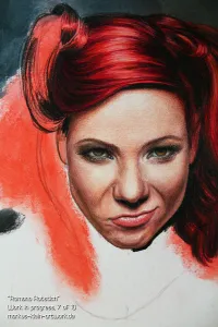 Ramona Rotstich WIP 7/10: Here you can see the same segment of the hair, this time with all layers finished. You can use very fine black and white pencils to enhance the impression of single hair being visible. Be careful not to blend the two!