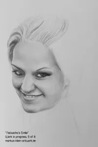 Natascha's Smile WIP 5/8: For the hair, I'm beginning with a few dark strands that determine where it flows. Then I'm shading the shadows and reflections. Finally, I'll add structure to it with fine lines.
